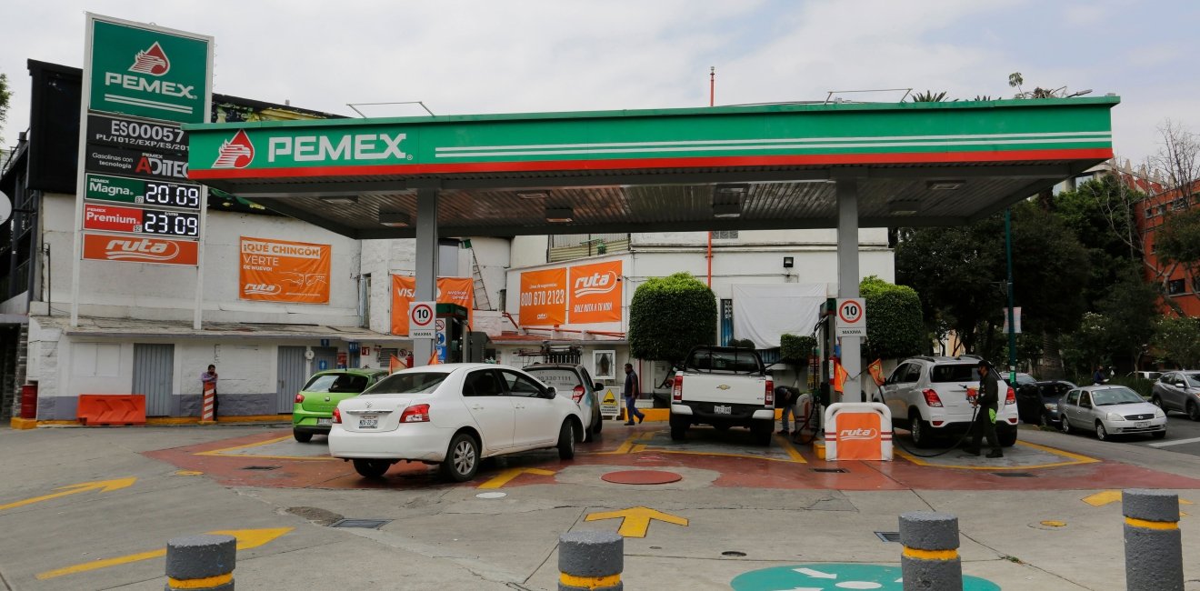 Cars at a Mexican gas station