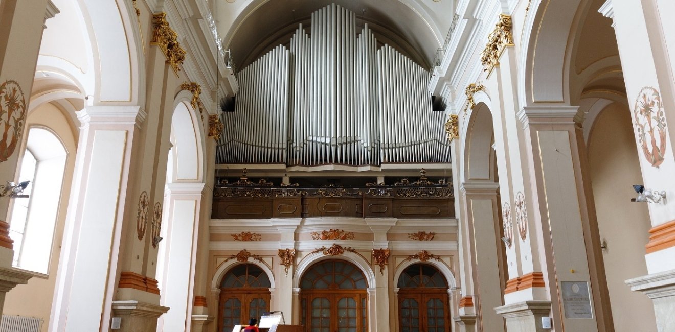 Organ pipes in a church 