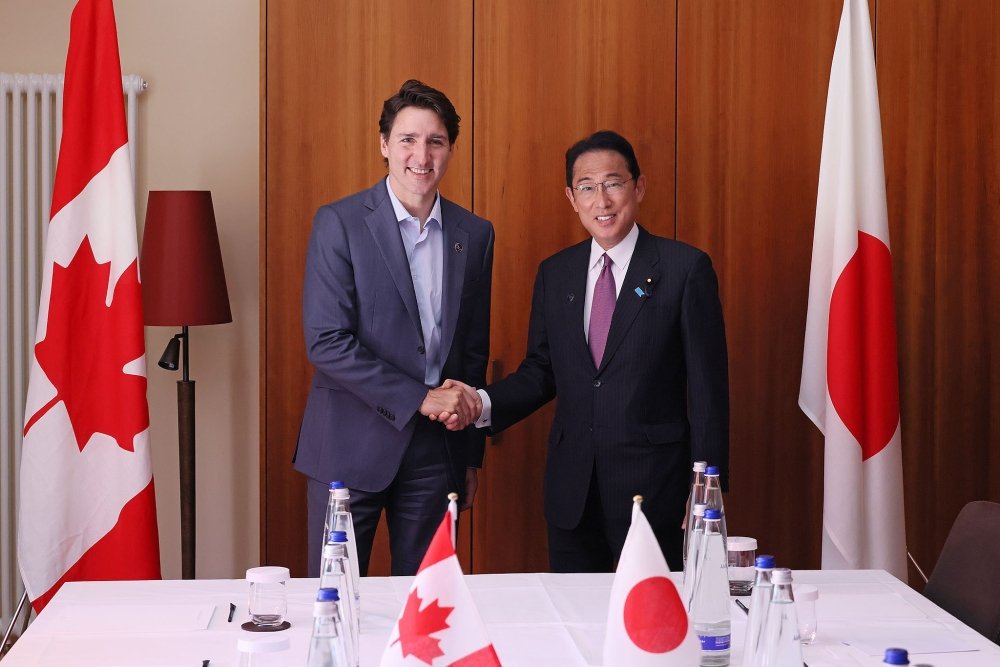 Fumio_Kishida_met_with_Justin_Trudeau_at_the_G7_Schloss_Elmau_Summit