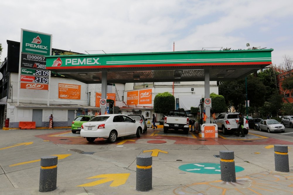 Cars at a Mexican gas station