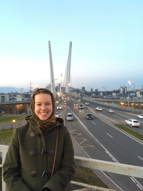 Lauren Woodard in front of the Golden Bridge 